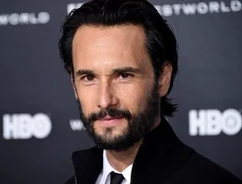 Rodrigo Santoro é abordado por influenciador nos EUA que não o reconhece
