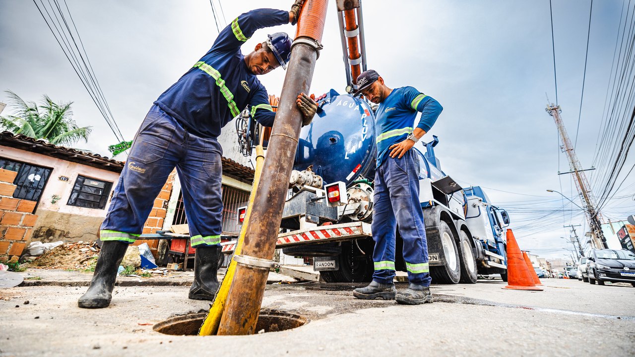 Infraestrutura realiza mutirão de limpeza no sistema de drenagem da Rua Lafaiete, no Poço