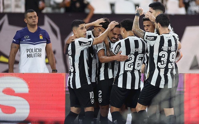 Botafogo mantém tabu contra o Fluminense, vence o 'Clássico Vovô' e cola no G-6 do Brasileirão