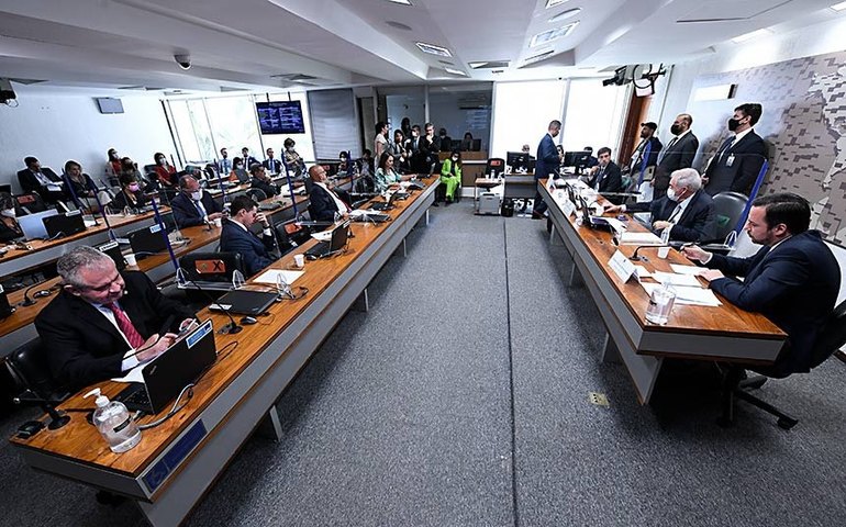 Temos sistema financeiro moderno e sólido, diz Aquino na CAE do Senado