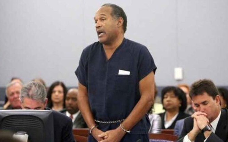 Caso O.J. Simpson rendeu minissérie premiada e livros escritos pelos envolvidos no julgamento