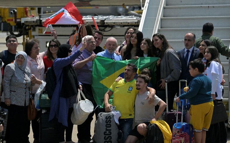 Brasileiros repatriados do Líbano desembarcam; 'medo passou', diz resgatado