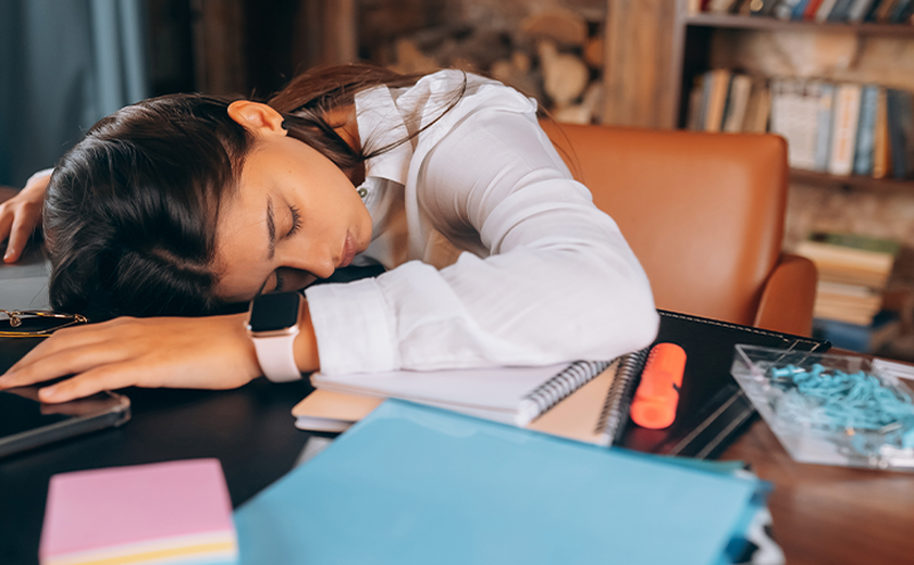 Dormir durante o expediente aumenta a produtividade, revela estudo