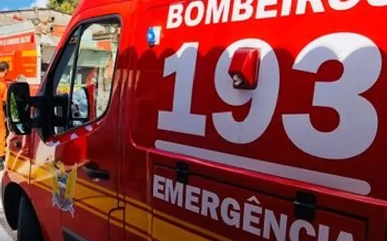 Carro desgovernado invade pista contrária, atropela motociclista e causa múltiplas colisões na Fernandes Lima