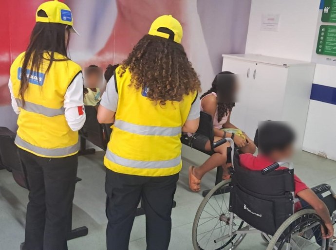 Equipe Social do Ronda no Bairro presta atendimento à criança ferida no Terminal do Benedito Bentes