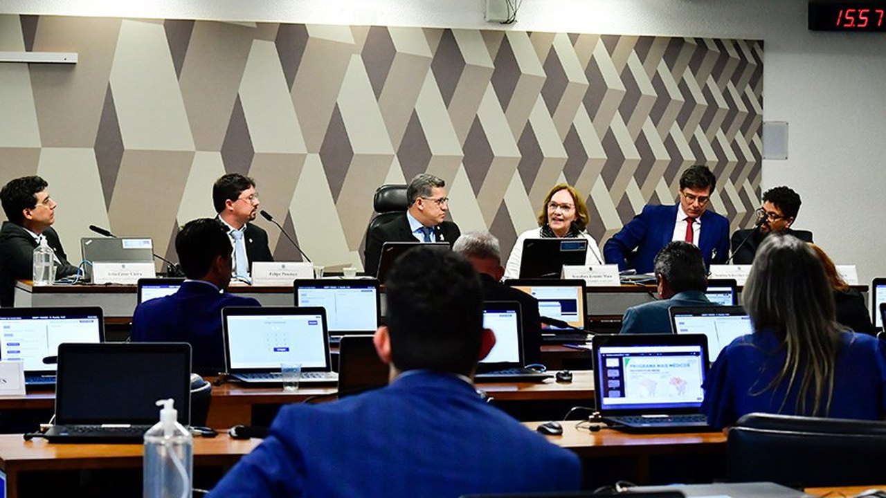 Fixação de médicos no interior ainda é desafio para o país, aponta debate
