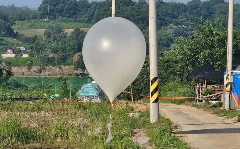 Coreia do Norte lança balões provavelmente carregando lixo em direção à Coreia do Sul