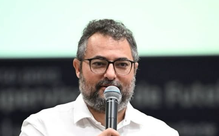 Alexandre Mattos é apresentado aos jogadores do Santos em reapresentação do elenco