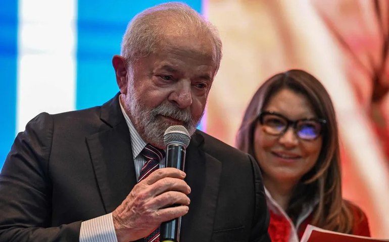 Lula passa o dia ao lado de Janja, e evita visitas no primeiro dia de pós-operatório