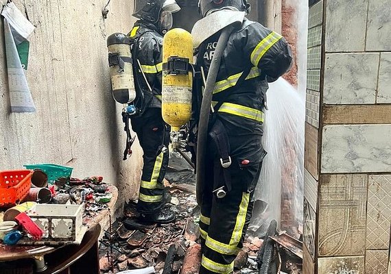 Incêndio destrói residência na Chã de Jaqueira, em Maceió