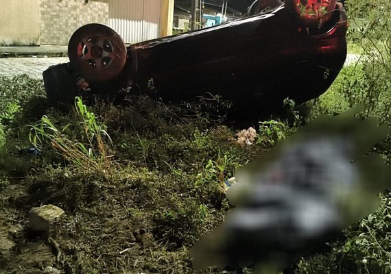 Motorista morre em capotamento em Arapiraca; gestante e três crianças ficam feridas