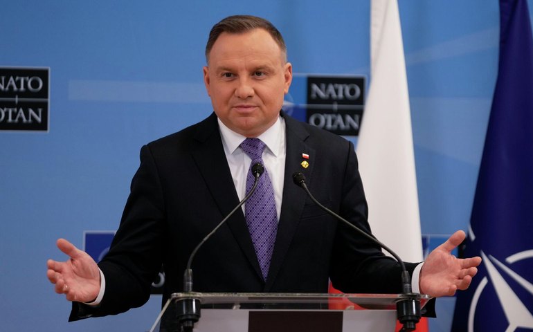 Duda pede para EUA enviarem armas nucleares à Polônia, diz mídia