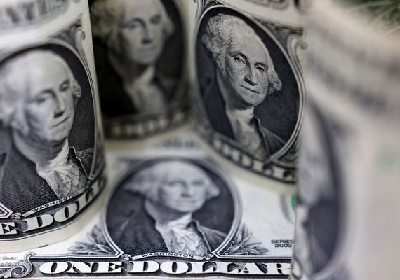 Na contramão do exterior, dólar cai 0,67% e termina semana com perda de 1,74%