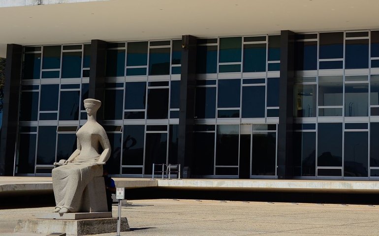 Juiz envia ao STF acusações de réu da Lava Jato contra Moro e Deltan