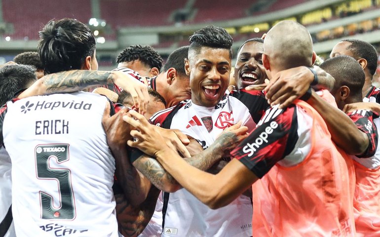 Flamengo goleia Sport e assume liderança do Campeonato Brasileiro