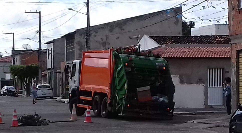 asfalto cede e caminhão cai em buraco