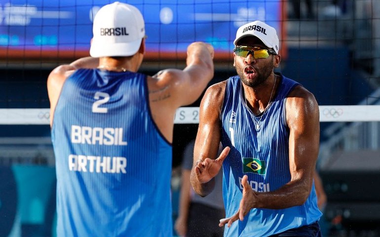 Vôlei de praia: Evandro e Arthur batem dupla holandesa, avançam às quartas de final e salvam o dia dos brasileiros em Paris