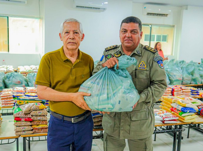 PM distribui 1,5 tonelada de alimentos arrecadados durante vendas de abadás do Bloco Vulcão