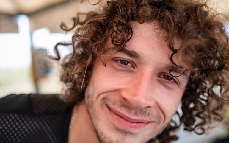 Mesmo com queda, Bezzecchi supera pista molhada e garante pole no GP da Inglaterra