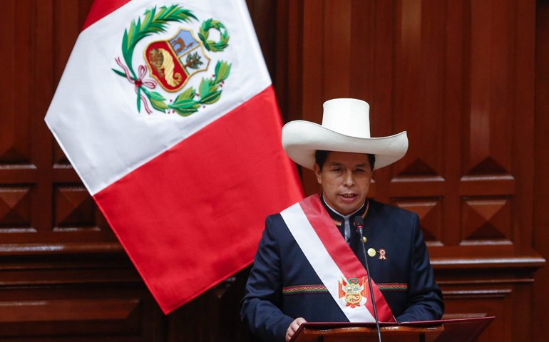Castillo oficializa pedido de asilo no México, que consulta novo governo do Peru