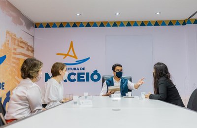 Prefeito JHC recebe estudante do SESI finalista do Nobel da Educação e discute parcerias