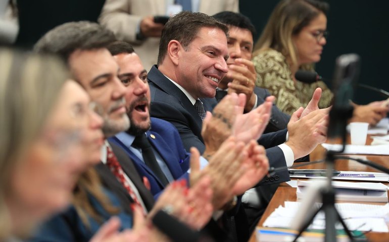 CCJ da Câmara aprova suspensão da ação contra Bolsonaro e Ramagem