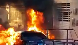 Carro pega fogo e fica destruído na Zona Sul de Aracaju