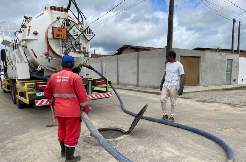 Desobstrução de galerias melhora escoamento das águas das chuvas em Penedo