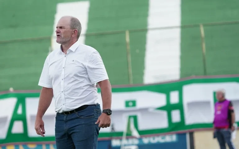 Campeão paraibano, técnico 'faz o L' e critica Bolsonaro após título: 'ainda bem que não pôs a camisa do Sousa'