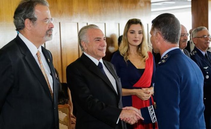 Brasília - Presidente Michel Temer acompanhado da primeira-dama Marcela Temer e o ministro da Defesa, Raul Jungmann, cumprimenta oficiais da Marinha, Exército e Aeronáutica em cerimônia no Clube Naval Marcos Corrêa/PR