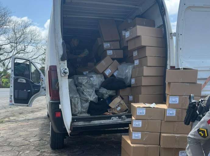 Sefaz-AL intercepta van com 900 quilos de drogas e carga irregular, em São Sebastião