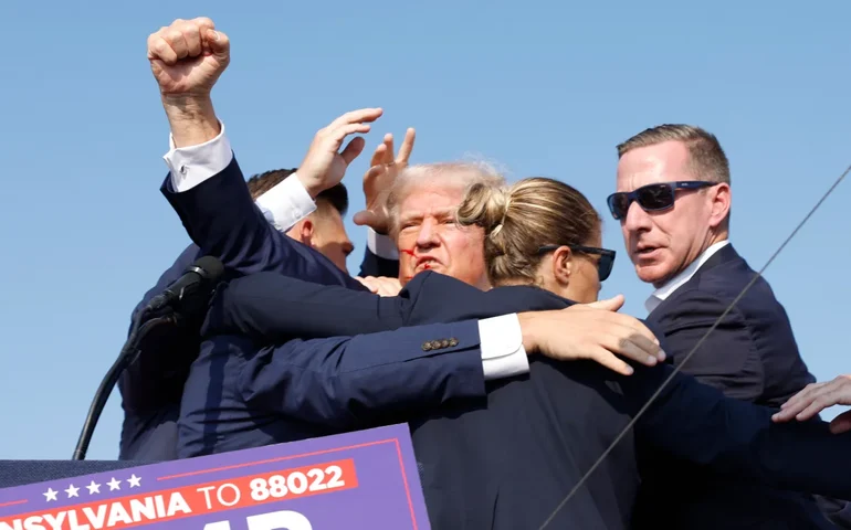 Trump fica ferido em comício na Pensilvânia e é escoltado por seguranças; veja fotos e vídeos