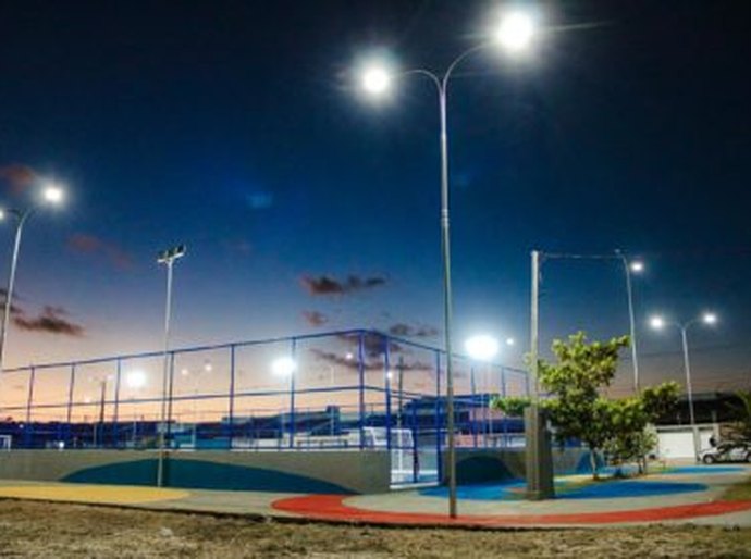 Prefeitura entrega revitalização da quadra poliesportiva no Búzios do Francês