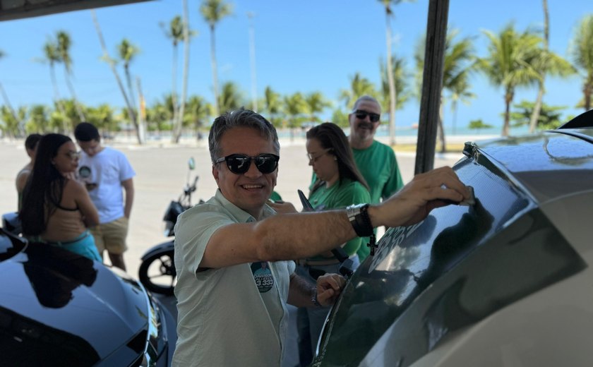 Candidato a vereador ganha força nas ruas com adesivaço, visitas e panfletagem