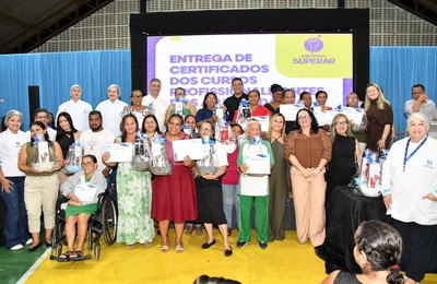 Educação de São Miguel dos Campos entregou mais de 360 certificados e kits profissionalizantes a alunos da EJA