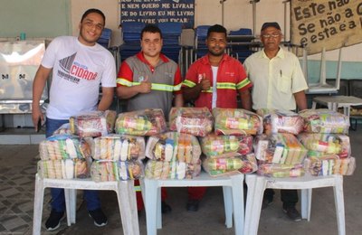 Instituições ajudam população com distribuição de refeições e cestas básicas