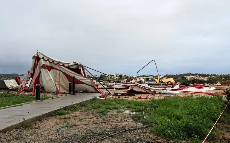 Furacão causa morte e destruição em Albufeira, Portugal