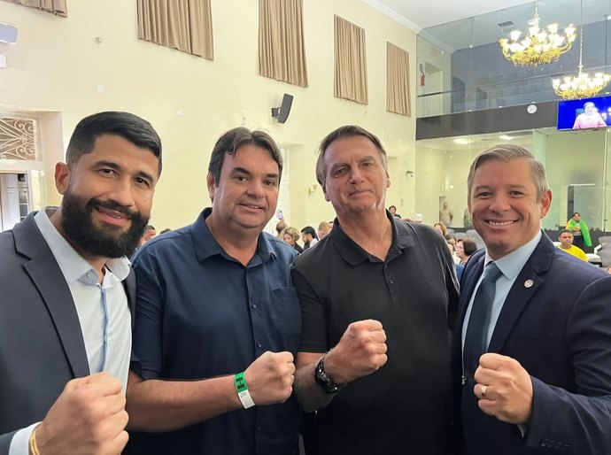 Pré-candidato a prefeito de Marechal marca presença em cerimônia de título honorário e recebe apoio político
