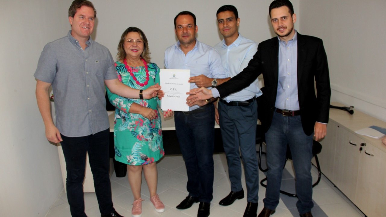 Presidente da CEI entrega relatório final a deputados da bancada federal alagoana