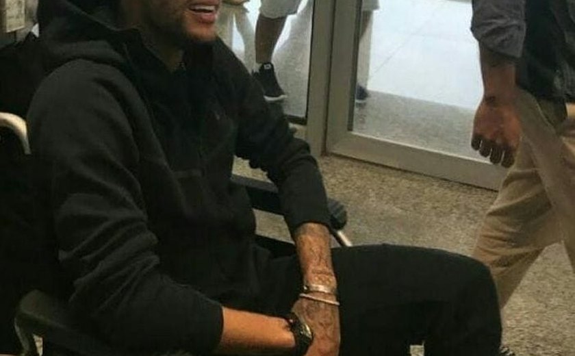 Médico confirma cirurgia para sábado e dá prazo de até 3 meses para volta de Neymar