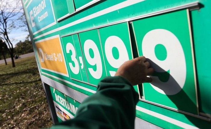 Painel de preços e nas bombas medidoras deixa de ter três casas decimais em maio Painel de preços e nas bombas medidoras deixa de ter três casas decimais em maio