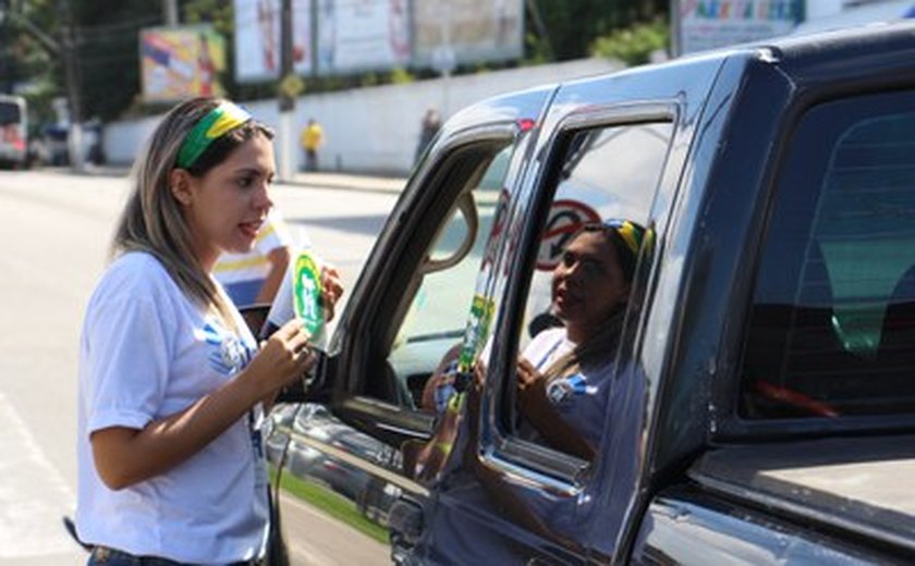 &#8216;Acolha seu filho&#8217; vai à praça para conversar com a população