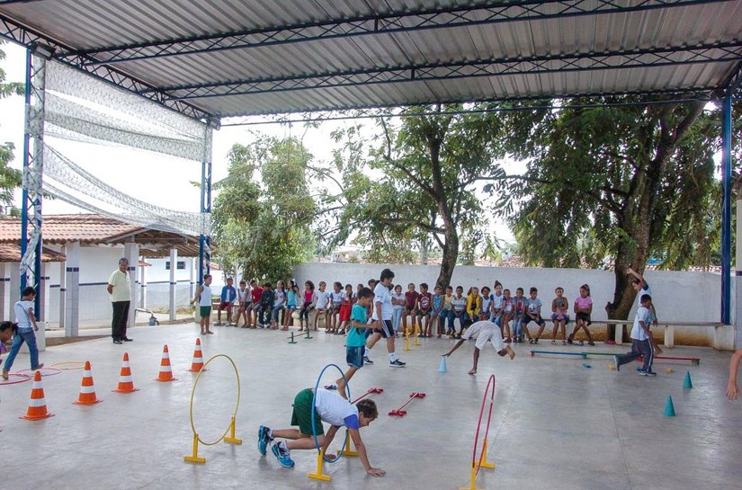 Escola Aurélio Buarque ganha espaço coberto para recreação