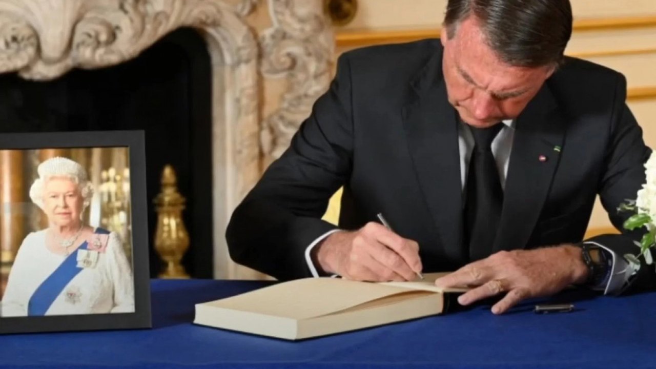 Bolsonaro assina livro de condolências da rainha Elizabeth II