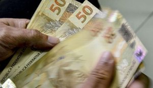 imagem-da-mao-de-uma-pessoa-contando-notas-de-r-50-22082023130752307