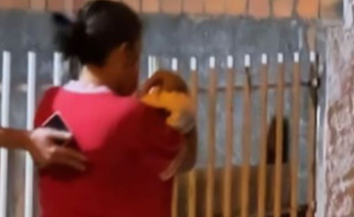 Mãe com a criança no colo Mãe com a criança no colo
