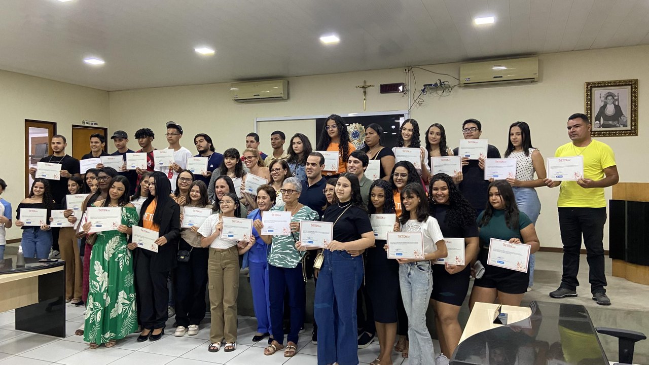Ciência e Tecnologia  entrega  certificados para os concluintes do OxeTech em Santana do Ipanema
