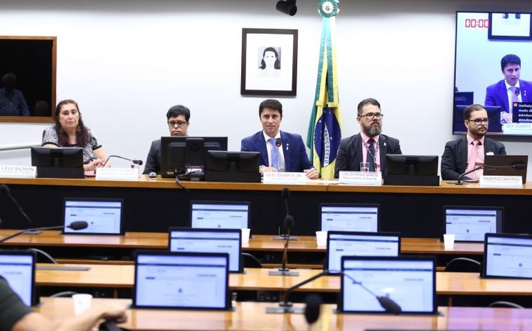 Pessoas surdas pedem cumprimento da lei que determina uso de Libras por órgãos públicos e empresas