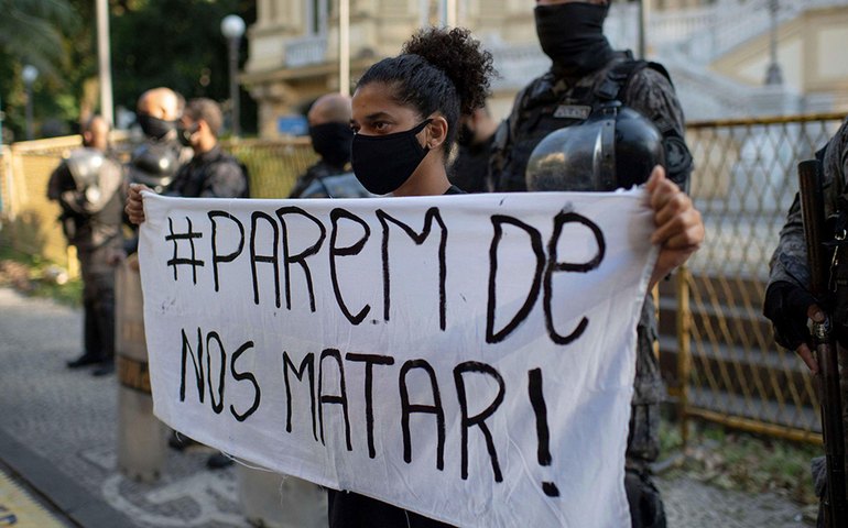 Movimentos negros denunciam à OEA policial que pisoteou pescoço de mulher em SP