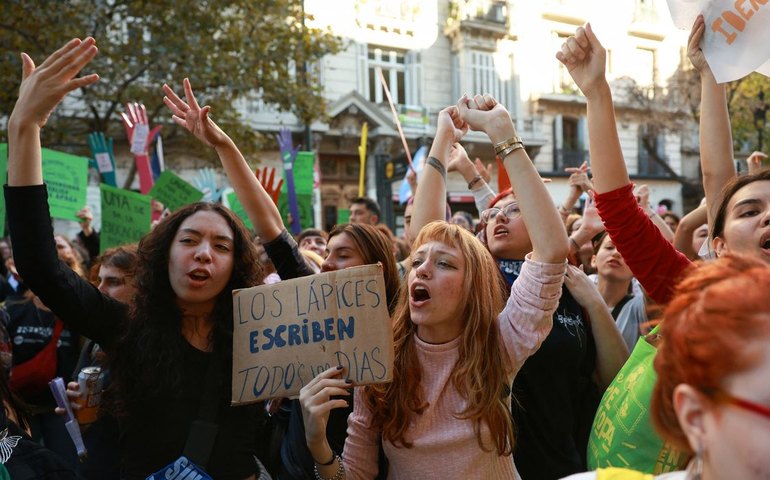 Marcha universitária reúne milhares em protesto contra cortes de Milei na Argentina